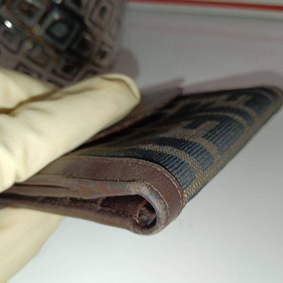 Authentic Fendi Wallet and keycase - Picture 10 of 17